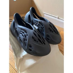 Adidas Yeezy Foam RNNR (ONYX- Size 8)